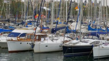 Park edilmiş gemiler, tekneler, yatlar Port Vell Barcelona, İspanya.