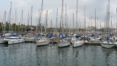 Barcelona, İspanya 'nın Rambla del Mar Limanı' nda park halindeki gemiler, botlar, yatlar.
