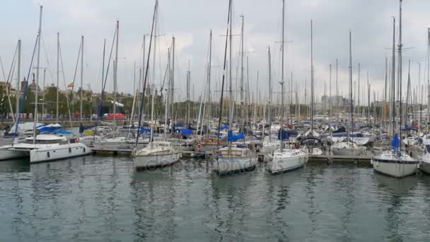 Barcos aparcados, Barcos, Yates en Rambla del Mar Puerto de Barcelona, España . — Vídeos de Stock