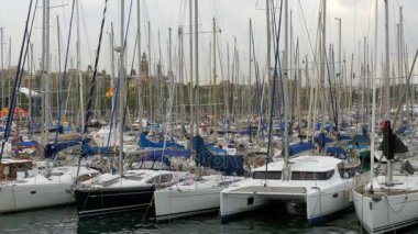 Park edilmiş gemiler, tekneler, yatlar Port Vell Barcelona, İspanya.
