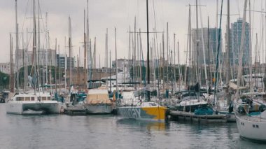 Park edilmiş gemiler, tekneler, yatlar Port Vell Barcelona, İspanya.
