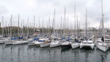 Park edilmiş gemiler, tekneler, yatlar Port Vell Barcelona, İspanya.
