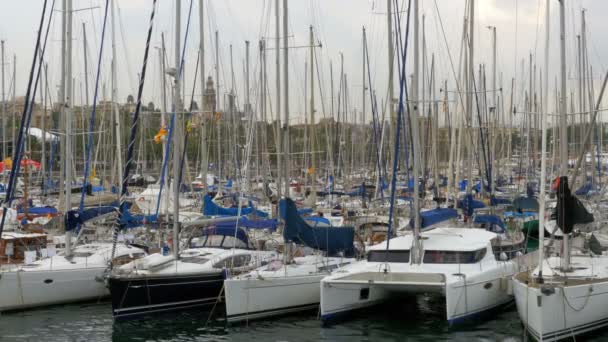 Geparkte Schiffe, Boote, Yachten im Hafen von Barcelona, Spanien. — Stockvideo