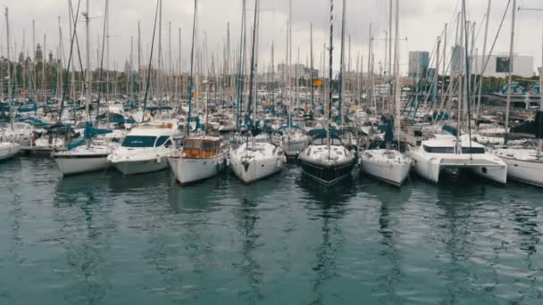 Barcos aparcados, Barcos, Yates en Rambla del Mar Puerto de Barcelona, España . — Vídeos de Stock