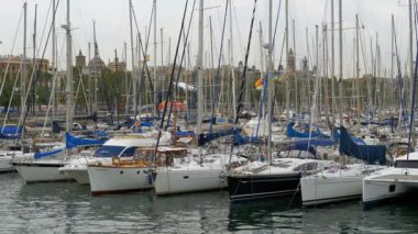 Park edilmiş gemiler, tekneler, yatlar Port Vell Barcelona, İspanya.
