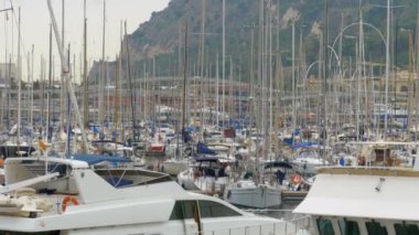 Park edilmiş gemiler, tekneler, yatlar Port Vell Barcelona, İspanya.