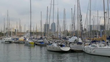 Park edilmiş gemiler, tekneler, yatlar Port Vell Barcelona, İspanya.
