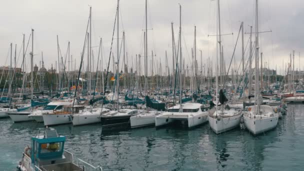 Park edilmiş gemiler, tekneler, yatlar Port Vell Barcelona, İspanya. — Stok video