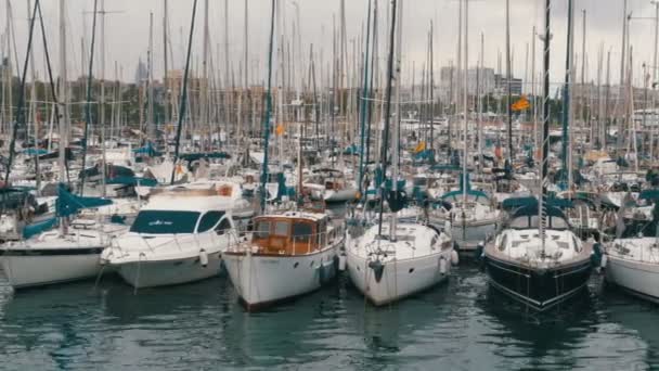 Barcos aparcados, Barcos, Yates en Rambla del Mar Puerto de Barcelona, España . — Vídeos de Stock