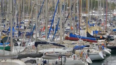 Barcelona, İspanya 'nın Rambla del Mar Limanı' nda park halindeki gemiler, botlar, yatlar.