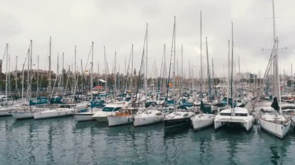 Abgestellte Schiffe, Boote, Yachten in Rambla del Mar Hafen von Barcelona, Spanien. — Stockvideo