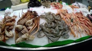 Vitrin La Boqueria balık pazarında taze deniz ürünleri ile. Barcelona. İspanya.