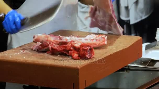 Slager snijden van rauw vlees van Beef Ribs met mes in de markt van La Boqueria. Barcelona. Spanje — Stockvideo