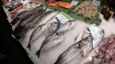 La Boqueria balık pazarında deniz ürünleri ile sayaç. Barcelona. İspanya.