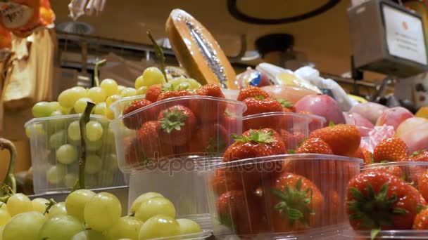 Räknare med frukter på en marknad i La Boqueria. Barcelona. Spanien — Stockvideo