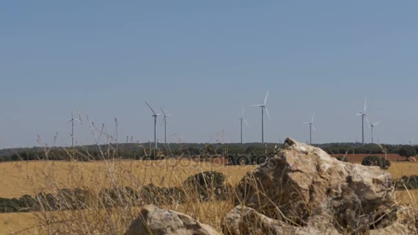 Turbinas de vento em um fundo de pedra no deserto de Espanha — Vídeo de Stock