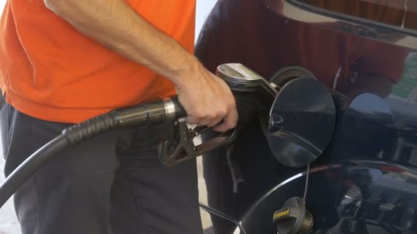 Mann betankt Auto mit Gas. Mann betankt sein Auto an einer Zapfsäule. — Stockvideo