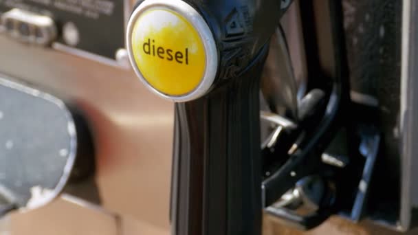 Dieselpolttoaineen pumpun suuttimen bensiini- tai huoltoasema. Huoltoasema. Huoltoasema — kuvapankkivideo