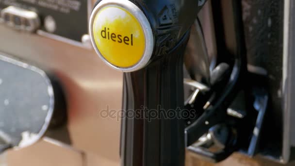 Gasolina o gasolinera de la boquilla de la bomba de combustible diesel. Estación de llenado. Gasolinera — Vídeo de stock