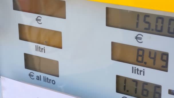 Benzin istasyonu Counter. Pompalar, tüketiciler için yükselen gaz maliyetleri — Stok video