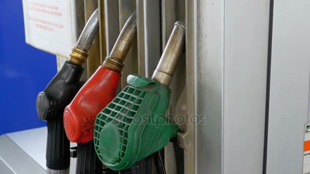 Starych benzyny lub stacji benzynowej paliwa pompa dyszy gazu. Stacja paliw. Stacja benzynowa — Wideo stockowe