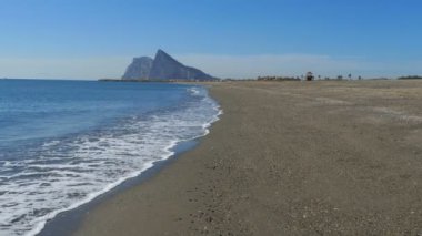 İspanya ve İngiltere arasında sınır Gibraltar Denizi'nin kıyısında