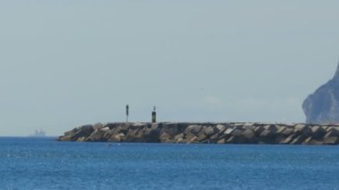 Deniz feneri denize yakın Cebelitarık Rock tarafından görünümünü. İspanya.