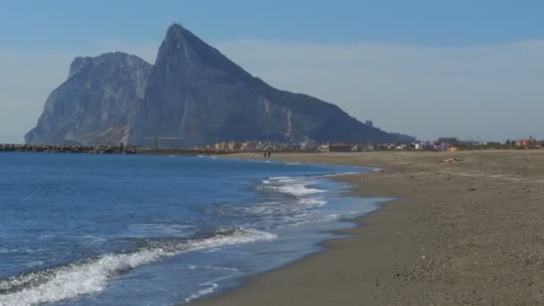ジブラルタルの国境にスペインとイギリスの間の海の海岸 — ストック動画