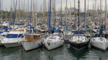 Park edilmiş gemiler, tekneler, yatlar Port Vell Barcelona, İspanya.