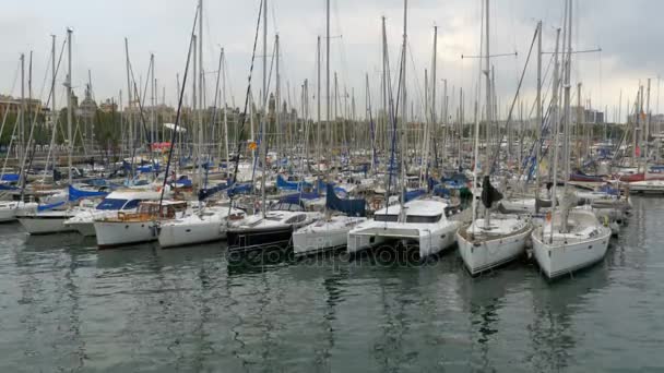 Parkoló hajók, hajók, jachtok Rambla del Mar Port of Barcelona, Spanyolország. — Stock videók