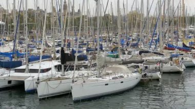 Park edilmiş gemiler, tekneler, yatlar Port Vell Barcelona, İspanya.