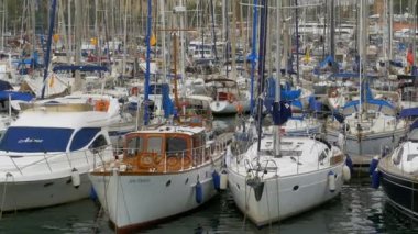 Park edilmiş gemiler, tekneler, yatlar Port Vell Barcelona, İspanya.