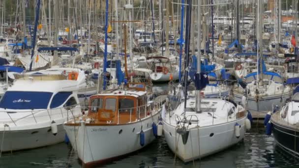スペイン、バルセロナのポート ・ ベルで駐車中の船、ボート、ヨット. — ストック動画