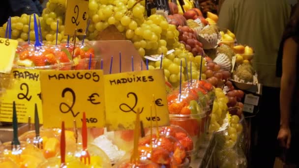 在 La Boqueria 的市场上展示水果。巴塞罗那.西班牙. — 图库视频影像