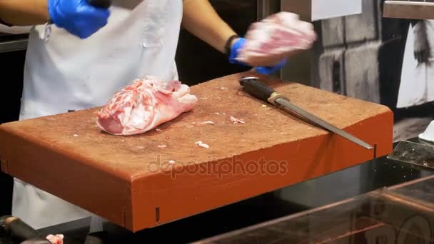 Carniceiro cortando carne crua com faca grande no mercado de La Boqueria. Barcelona. Espanha — Vídeo de Stock
