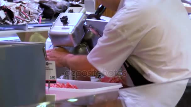 Het snijden van vers vlees op de slagerij. Mercat de la Boqueria. Barcelona. Spanje — Stockvideo
