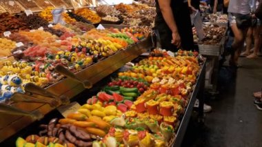Vitrin renkli tatlılar La Boqueria Pazar. Barcelona, İspanya.