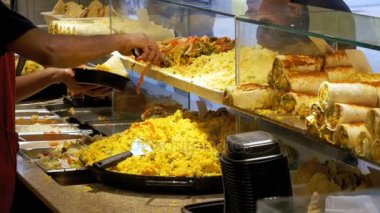 Satıcı hazır yemek gıda La Boqueria Pazar dökülen. Barcelona, İspanya. Ağır çekim