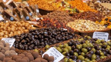 Vitrin çikolata sır La Boqueria gıda pazarında tatlı ürünlerle birlikte. Barcelona, İspanya