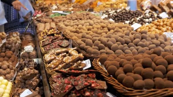 Grote teller van snoepjes met chocolade snoep in La Boqueria markt in Barcelona. Spanje — Stockvideo