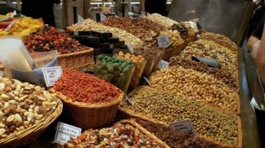 Kurutulmuş meyve ve fındık La Boqueria çiftçi pazarda büyük Counter. Barcelona. İspanya