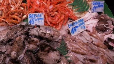Vitrin La Boqueria balık pazarında taze deniz ürünleri ile. Barcelona. İspanya.