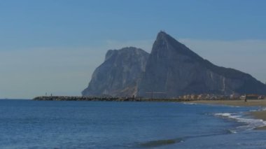 İspanya ve İngiltere arasında sınır Gibraltar Denizi'nin kıyısında