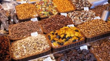 Kurutulmuş meyve ve fındık La Boqueria çiftçi pazarda büyük Counter. Barcelona. İspanya
