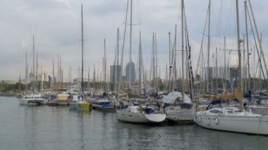 Park edilmiş gemiler, tekneler, yatlar Port Vell Barcelona, İspanya.