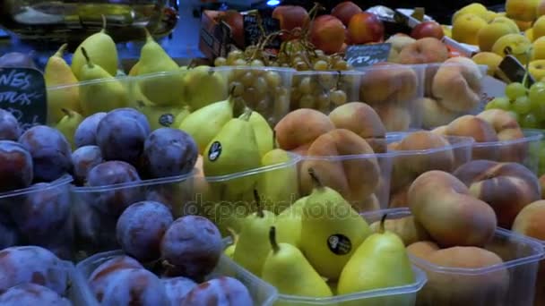 Счетчик с фруктами на рынке в Ла-Бокерия. Барселона. Испания — стоковое видео