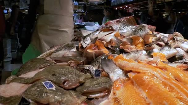 Teller met zeevruchten in La Boqueria vismarkt. Barcelona. Spanje. — Stockvideo