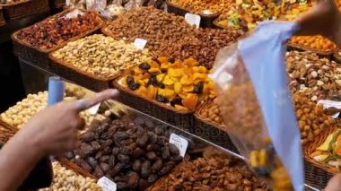 Kurutulmuş meyve ve fındık La Boqueria çiftçi pazarda büyük Counter. Barcelona. İspanya
