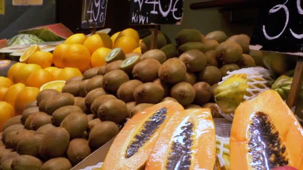 Számláló, a La Boqueria piac gyümölcsökkel. Barcelona. Spanyolország — Stock videók