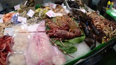 La Boqueria balık pazarında deniz ürünleri ile sayaç. Barcelona. İspanya.